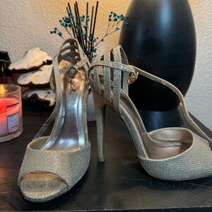 Classic heels, glittery gold size 7 1/2 never worn